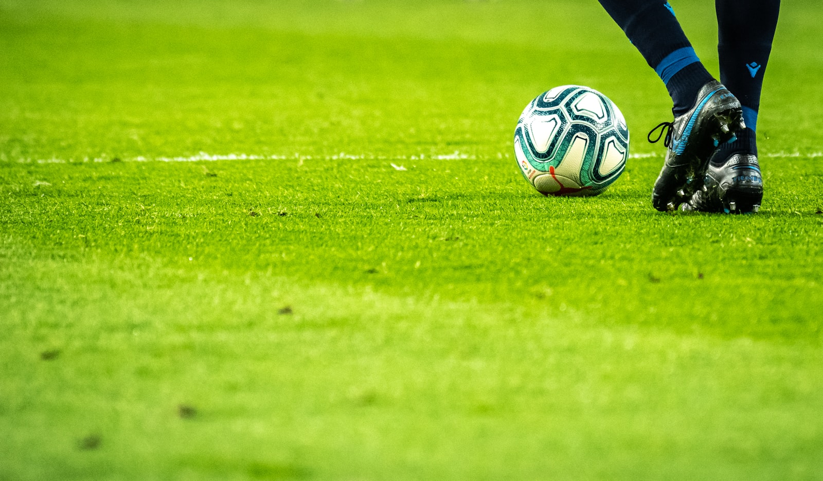 Campo da calcio e pallone nello stadio